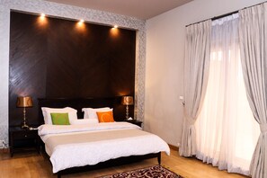 Kamar Deluks | Minibar, brankas, meja kerja, dan ruang kerja ramah laptop