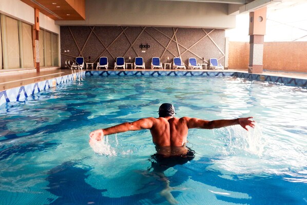 Kolam renang indoor dan kolam renang outdoor musiman