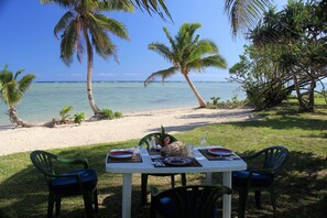 Outdoor dining - Coco Cottage-Beachfront Romance or Budget Family (Savusavu)