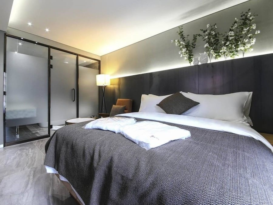 Desk, soundproofing, free WiFi