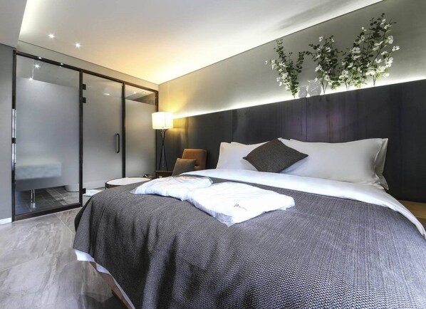 Escritorio, sistema de insonorización y wifi gratis