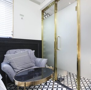 Escritorio, sistema de insonorización y wifi gratis