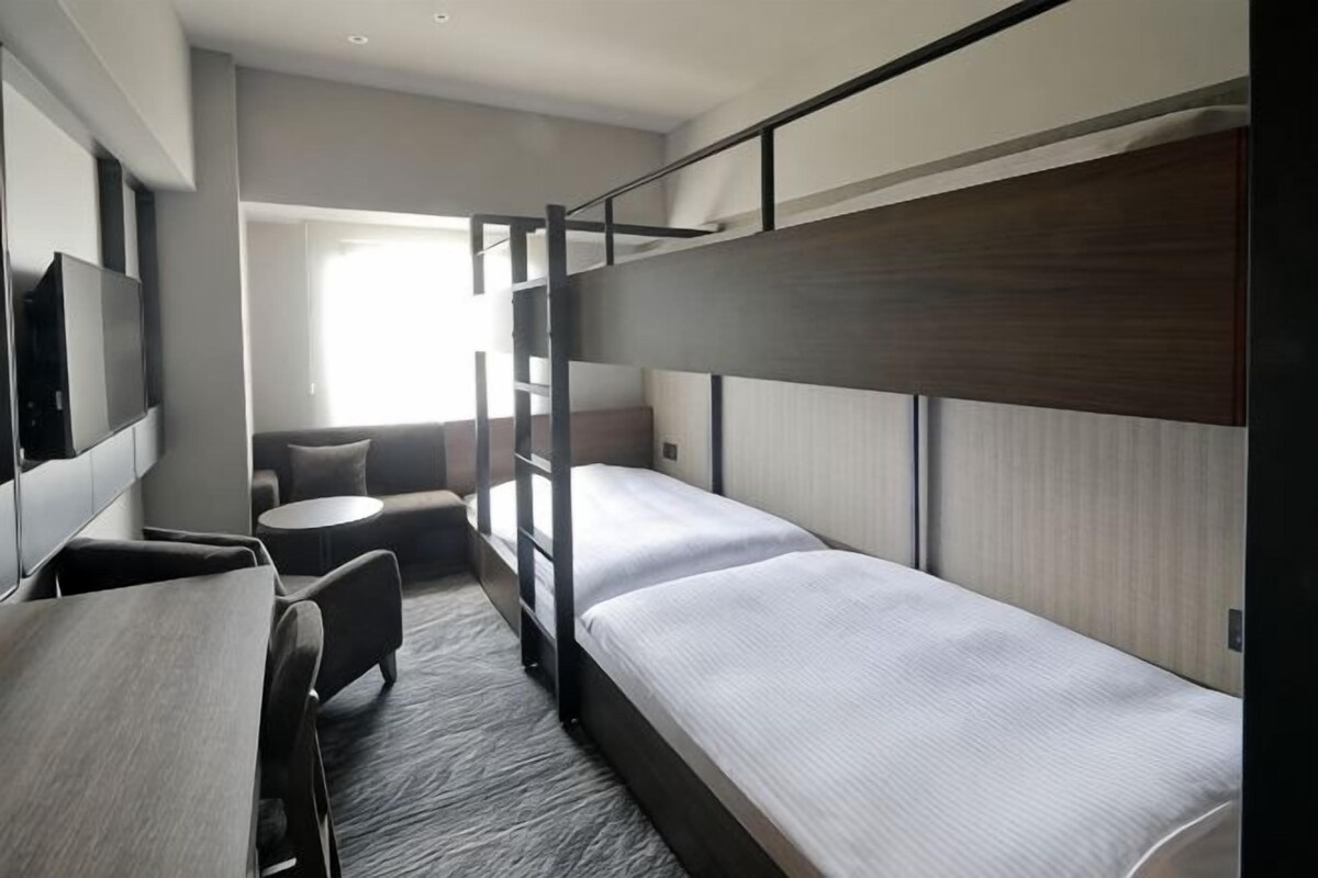 Premium bedding, soundproofing, WiFi (free), bed sheets