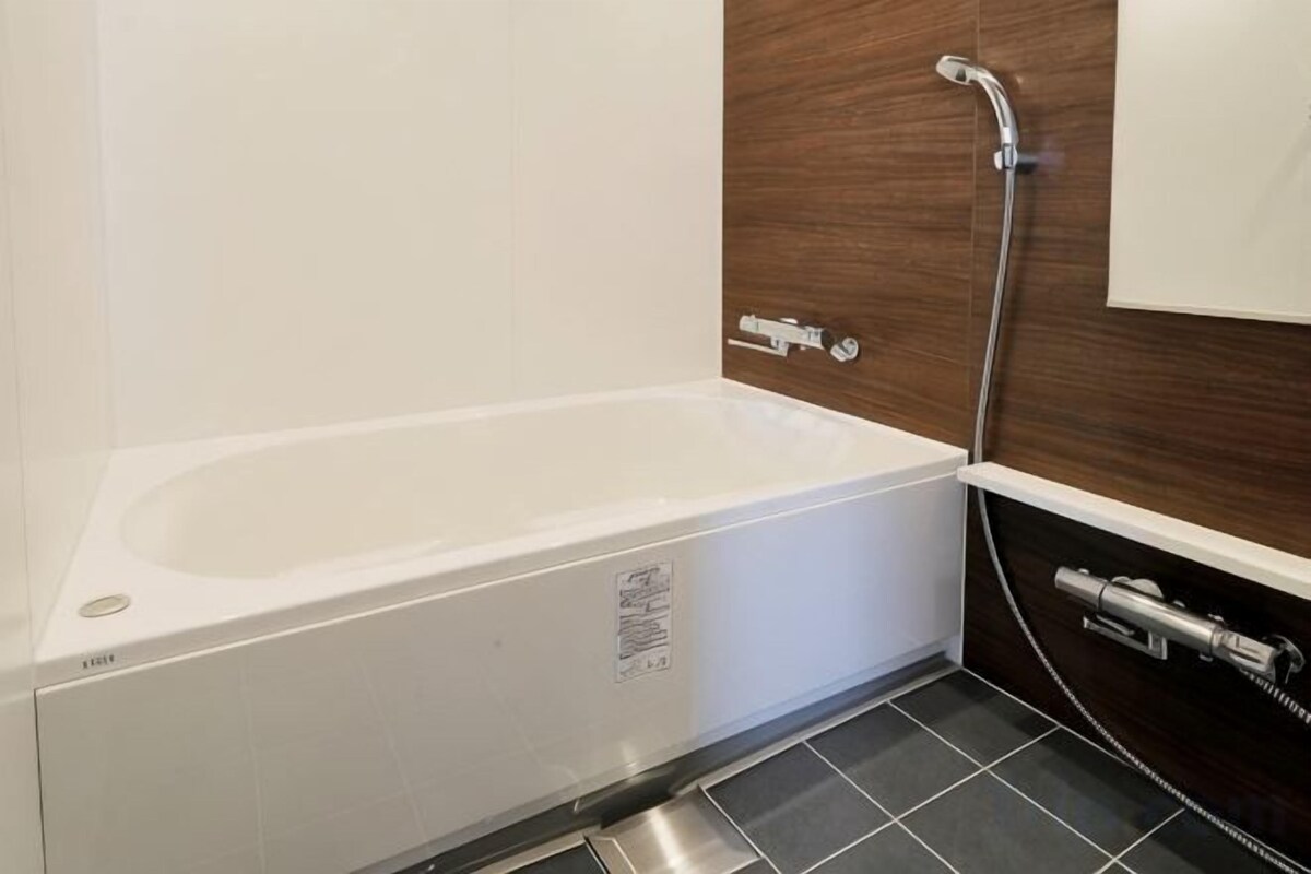 Baño | Artículos de higiene personal gratuitos, secador de pelo y zapatillas
