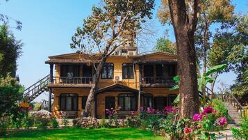 Vista frontal de la propiedad