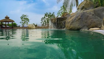 Piscina com cascata