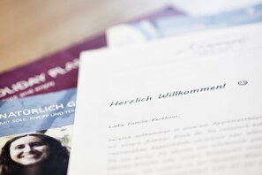 Une carte de bienvenue avec un texte en allemand.