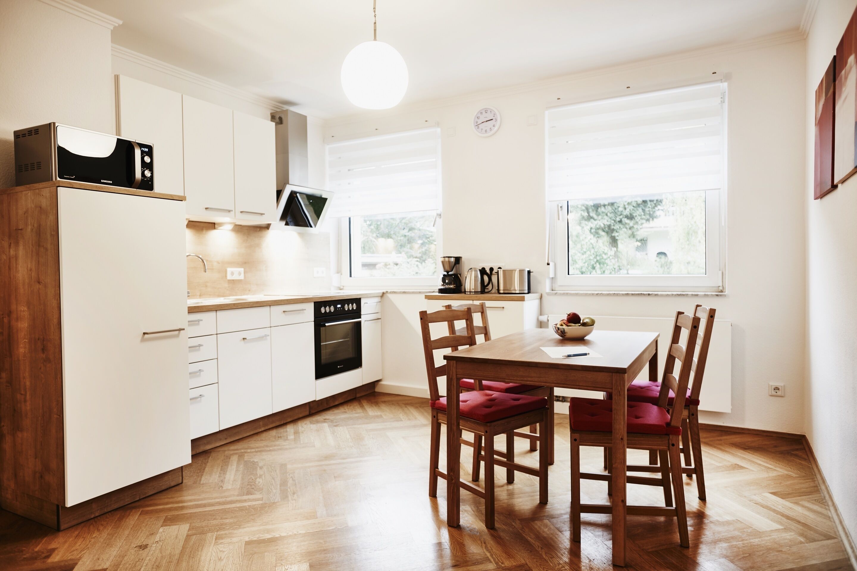 Full-size fridge, microwave, oven, stovetop