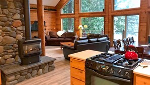 Villa (3 Bedrooms) | Interior - 07MF - Lake Front - Hot Tub - BBQ - Sleeps 8 (Deming)