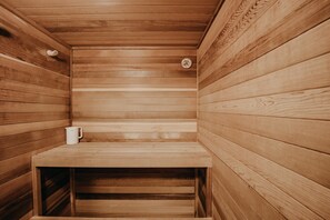 Apartment (3 Bedrooms) | Bathroom | Combined shower/bathtub, towels, soap, toilet paper