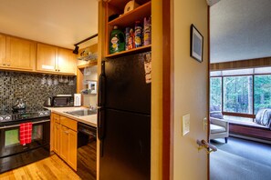 Apartment (3 Bedrooms) | Private kitchen | Fridge, microwave, stovetop, dishwasher