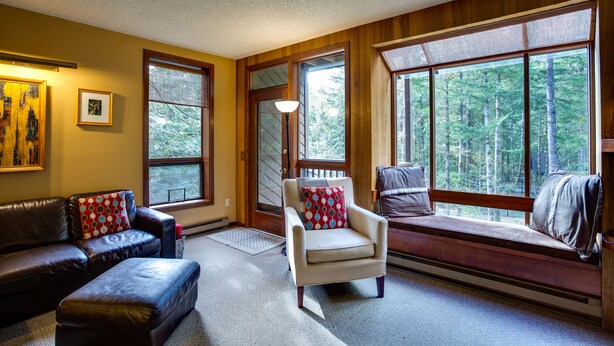 Apartment (3 Bedrooms) | Living room
