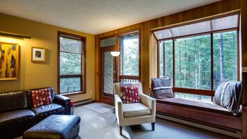 Apartment (3 Bedrooms) | Living room | Fireplace, DVD player, ping pong