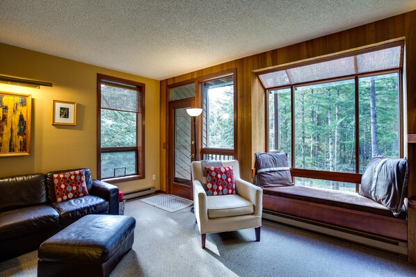 Apartment (3 Bedrooms) | Living room | Fireplace, DVD player, table tennis