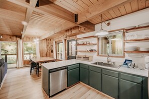 Refrigerador con freezer, microondas, horno, placa de cocina