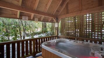 Villa (1 Bedroom) | Private spa tub