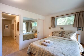 Villa (5 Bedrooms) | 5 bedrooms, free WiFi, bed sheets - 19MBR - Hot Tub - Sauna - BBQ - Pets Ok - WiFi - Sleeps 10 (Deming)