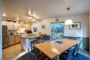 Villa (5 Bedrooms) | Cuisine privée | Réfrigérateur grande capacité avec congélateur, four à micro-ondes