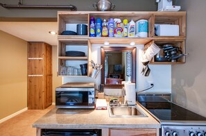 Appartamento (1 Bedroom) | Angolo cottura privato | Frigorifero, microonde, forno, macchina per tè/caffè