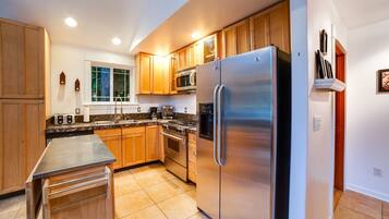 Villa (3 Bedrooms) | Private kitchen | Coffee/tea maker, fridge, microwave, oven