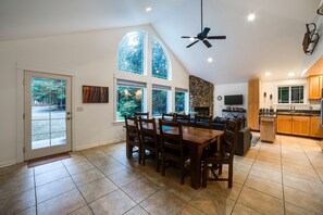 Family dining - 01SL-Hot Tub-Pets OK-BBQ-WIFI - Sleeps 8 (Deming)