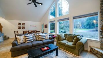 Villa (3 Bedrooms) | Living room | DVD player