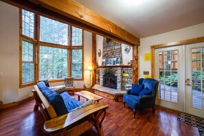 Cabin (1 Bedroom) | Living area