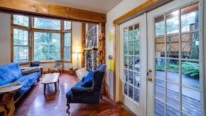 Cabin (1 Bedroom) | Interior - 25SL - Hot Tub - BBQ - Pets Ok - WiFi - Sleeps 6 (Deming)