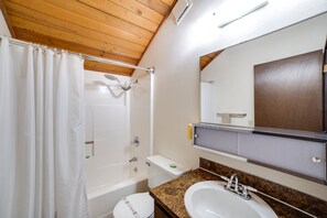 Villa (3 Bedrooms) | Bagno | Doccia, asciugamani, sapone, carta igienica