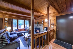 Villa (3 Bedrooms) | Ruang tamu | Pendiangan, pemain DVD 