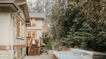 Villa (3 Bedrooms) | Private spa tub