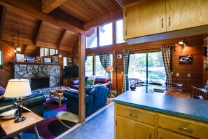 Villa (1 Bedroom) | Wohnzimmer | Kamin, DVD-Player