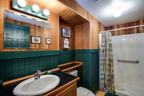 Villa (2 Bedrooms) | Badkamer | Een douche, handdoeken, zeep, toiletpapier