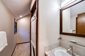 Apartment (2 Bedrooms) | Bathroom - 68SW - Fireplace - Washer/Dryer - Dishwasher- Sleeps 4 (Deming)