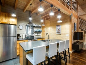 Villa (2 Bedrooms) | Cucina privata | Frigorifero con congelatore, microonde, forno, piano cottura