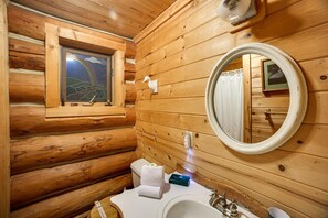 Villa (3 Bedrooms) | Badezimmer | Dusche, Handtücher, Seife, Toilettenpapier