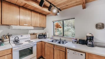 Cabin (3 Bedrooms) | Private kitchen | Full-sized fridge, microwave, oven, coffee/tea maker