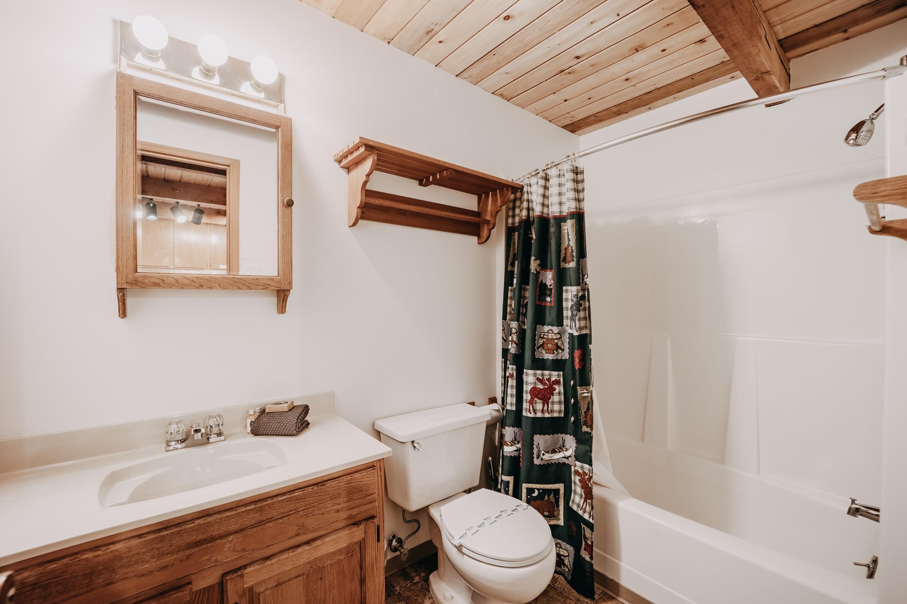 Cabin (3 Bedrooms) | Bathroom | Towels, soap, toilet paper