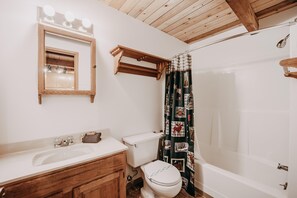 Cabin (3 Bedrooms) | Bathroom | Towels, soap, toilet paper