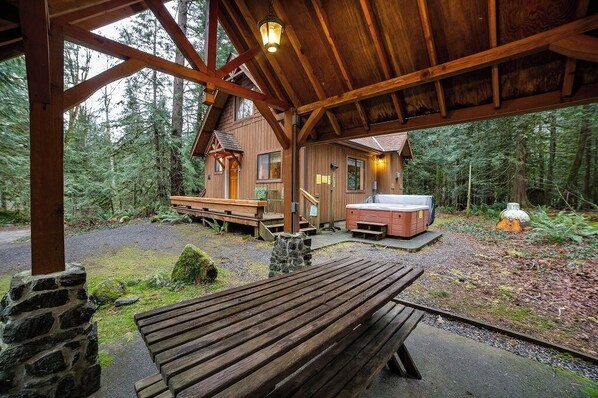 Cabin (3 Bedrooms) | Private spa tub