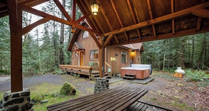 67MF- Hot Tub - Pets Ok - BBQ - Sleeps 5