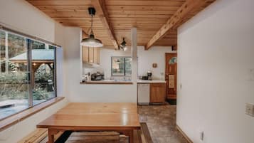 Cabin (3 Bedrooms) | In-room dining