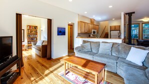 Villa (3 Bedrooms) | Living room - 70MBR- Hot Tub - BBQ - Wi-Fi - Pets Ok - Sleeps 8 (Deming)