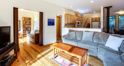 70MBR- Hot Tub - BBQ - Wi-Fi - Pets Ok - Sleeps 8