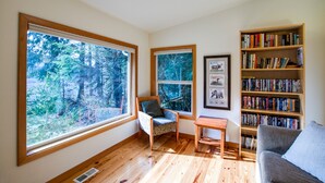 Interior - 70MBR- Hot Tub - BBQ - Wi-Fi - Pets Ok - Sleeps 8 (Deming)