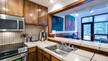 Apartment (2 Bedrooms) | Private kitchen | Full-sized fridge, oven, stovetop, dishwasher