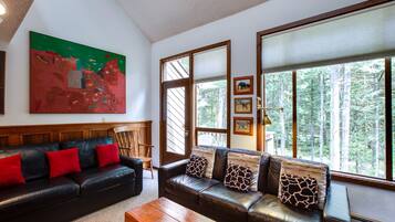 Apartment (2 Bedrooms) | Living room | Fireplace, ping pong