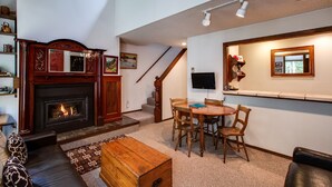 Apartment (2 Bedrooms) | Wohnzimmer