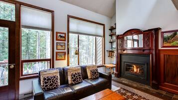 Apartment (2 Bedrooms) | Living room | Fireplace, ping pong