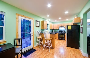 Refrigerador con freezer, microondas, horno, cafetera/tetera